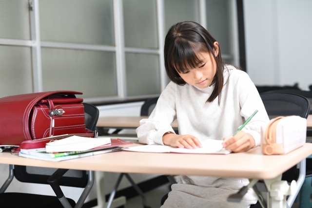 女の子が勉強している写真