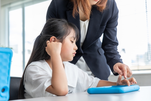 女の子が勉強で悩んでいる写真