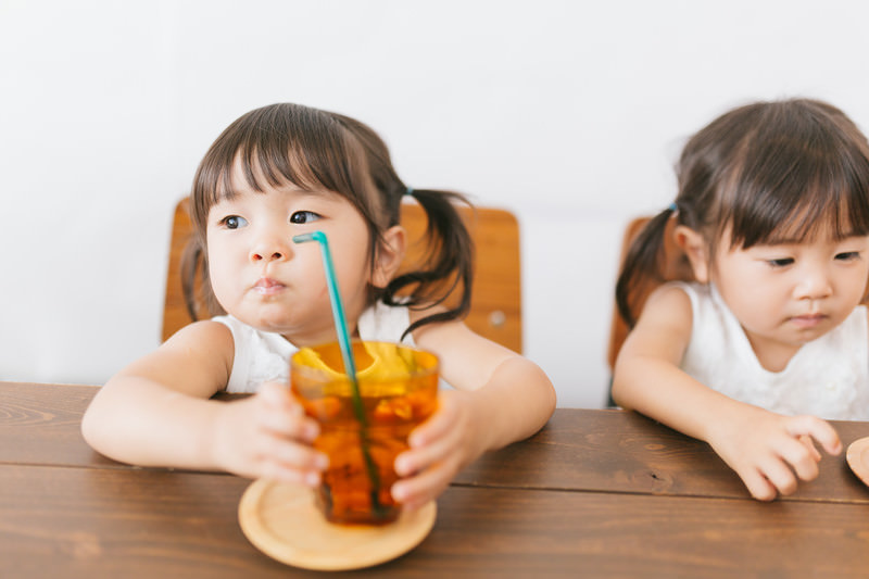 二人の女の子が椅子に座っている写真