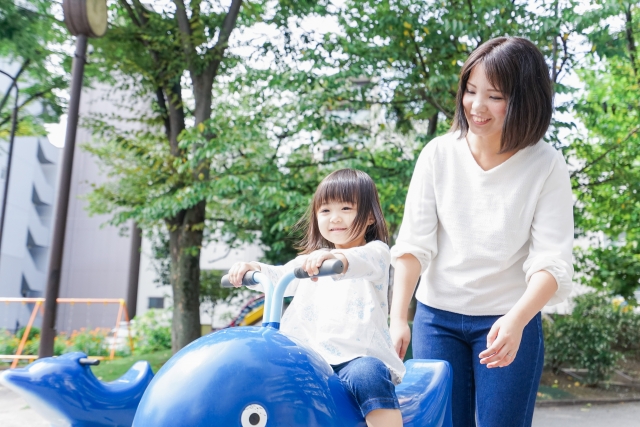 女の子が遊具で遊んでいる写真