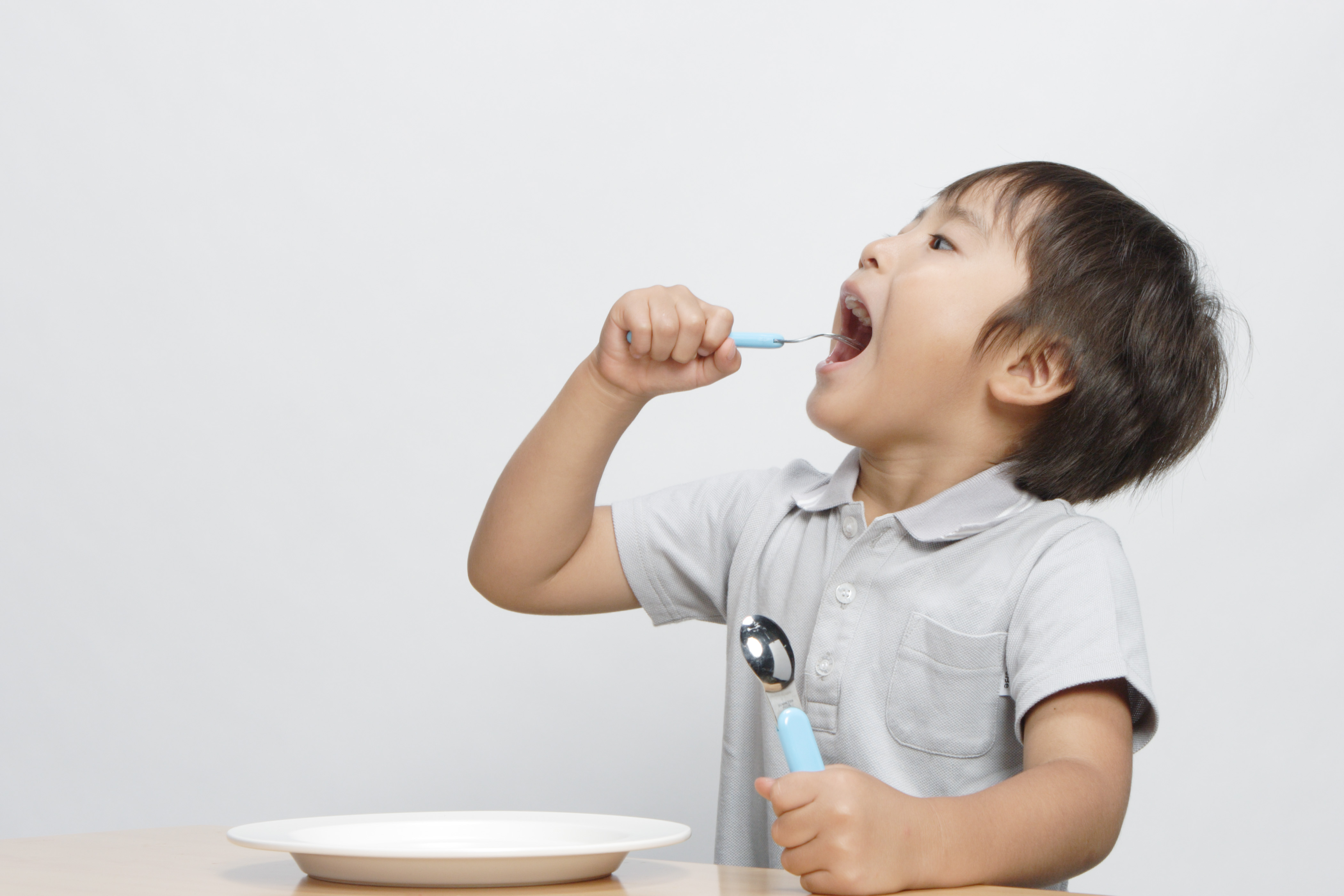 子供がご飯を食べている写真