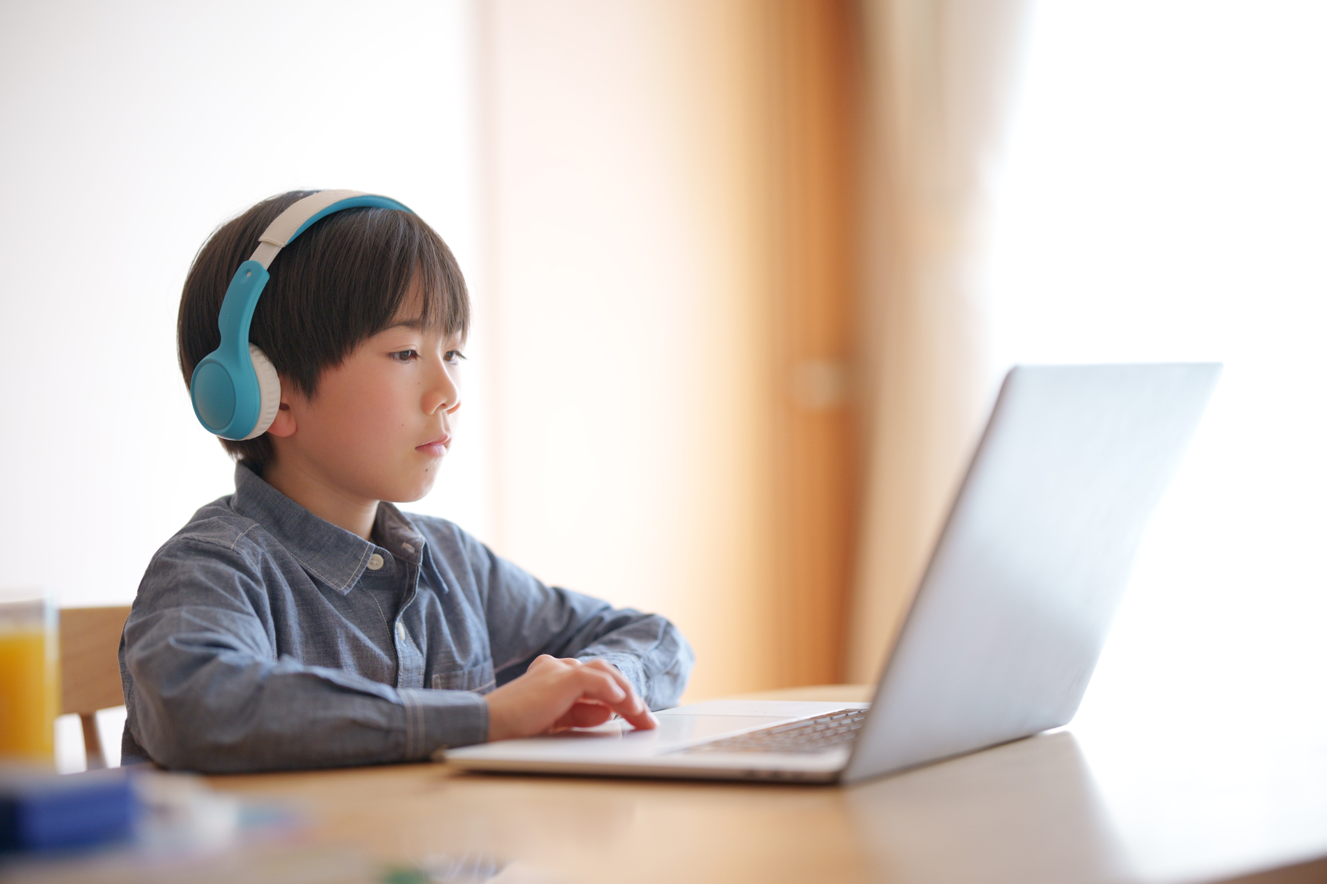 パソコンでベン勉強する子供