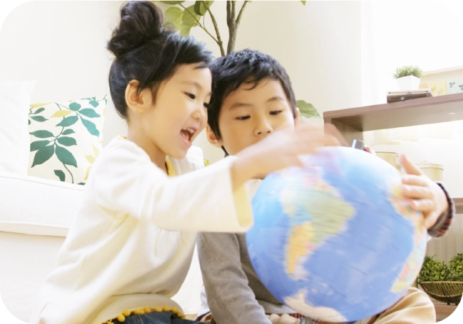 「愛着障害、愛着に問題を抱えるこども」という気付きは、昨今、学校や幼稚園や保育園で急激に広がっております。そうした教育や保育の現場に入り、こどもの発達支援や学びの支援を実践的に研究してきました。「愛着障害・愛着の問題」にアプローチする大切さは、現場でよく混同されている、「発達障がい」と確りと区別し、それに合った適切な支援をすることに活かしていただけます。